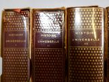 plusieurs vieux livres sont alignés sur une étagère