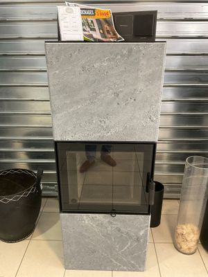 une cheminée avec une porte vitrée au milieu de la pièce