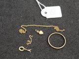 un gros plan sur un collier, une bague et d'autres bijoux posés sur une table
