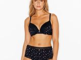 une femme en bikini noir et culotte qui pose pour une photo