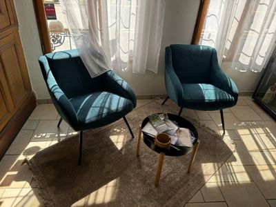 deux chaises placées devant une fenêtre