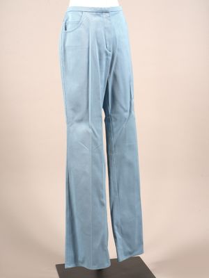 un mannequin vêtu d'un pantalon bleu et d'une chemise blanche