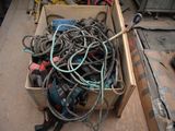 une boîte remplie de fils et d'outils posée sur une table