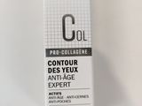 un gros plan sur une boîte de produits de beauté posée sur une surface blanche