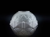 un vase blanc posé sur une table noire