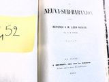 un livre ouvert sur lequel est collé un autocollant jaune