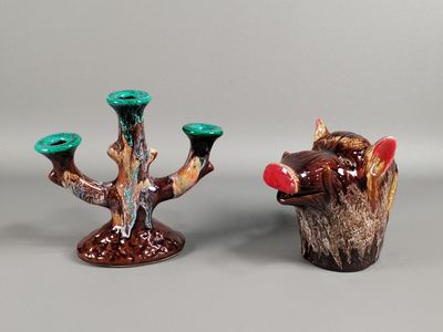 deux vases posés l'un à côté de l'autre sur une table