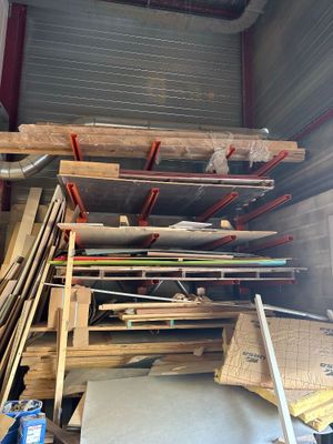 un tas de bois à l'arrière d'un camion