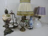 trois lampes et un abat-jour posés sur une table
