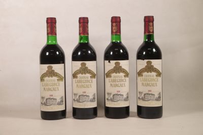 trois bouteilles de vin sont alignées sur une surface blanche