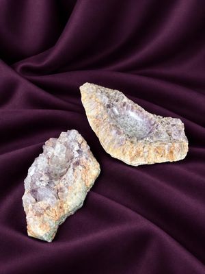 deux morceaux d'améthorate posés sur un tissu violet
