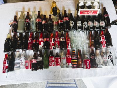 COCA-COLA. Important ensemble d'environ 60 bouteilles en ver…