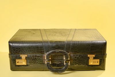 une valise noire posée sur une table