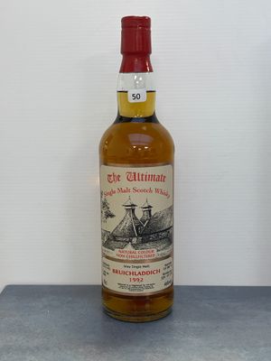 une bouteille de whisky posée sur une table