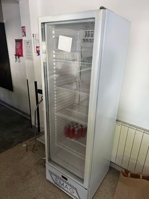 un réfrigérateur qui se trouve dans le coin d'une pièce