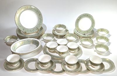 ROYAL DOULTON ENGLAND. Partie de sercvice en porcelaine modèle "Englis