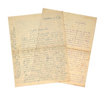 deux vieux papiers portant des inscriptions manuscrites, posés l'un à côté de l'autre
