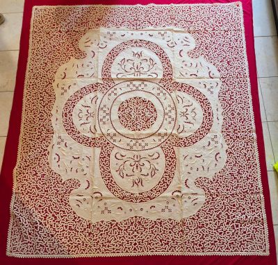 un tapis rouge et blanc posé sur le sol d'une pièce