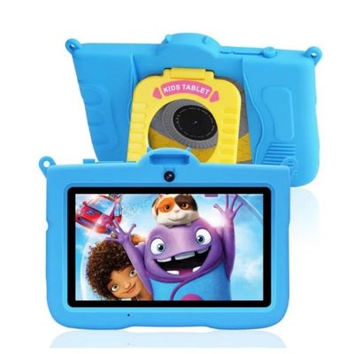 La tablette des enfants est bleue et comporte l'image d'un chat.