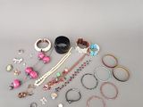 beaucoup de bagues et de bracelets différents sur la table