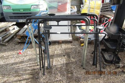 un vélo attaché à un porte-vélos dans un garage