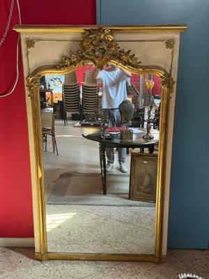 a mirror that is sitting on the floor in a room