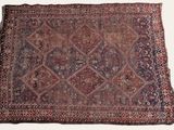 un vieux tapis orné d'un motif sur fond blanc