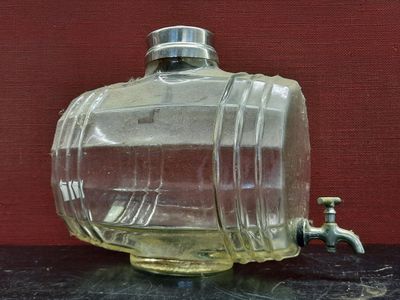 un distributeur d'eau en verre muni d'un robinet