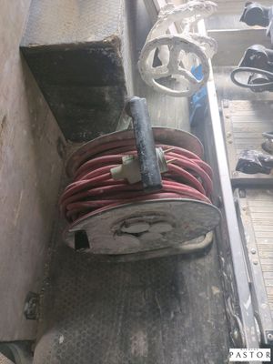 une photo d'une borne d'incendie à laquelle est raccordé un tuyau