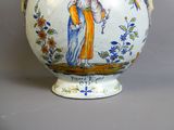 un vase avec l'image d'un homme et d'une femme dessus