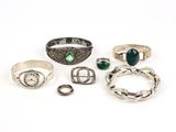 un assortiment de bagues et de bracelets sur un fond blanc