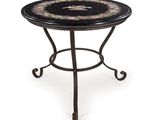 une table noire et dorée ornée d'un motif floral