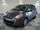 la photo d'une voiture garée dans un garage