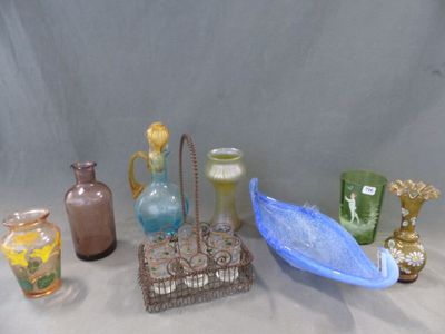 de nombreux vases de toutes sortes posés sur une table