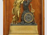 une horloge surmontée d'une statue