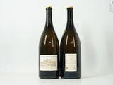 deux bouteilles de vin posées sur une table l'une à côté de l'autre