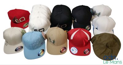 beaucoup de chapeaux de toutes les couleurs et de toutes les tailles