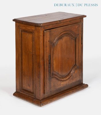 l'image d'une armoire en bois surmontée d'une porte