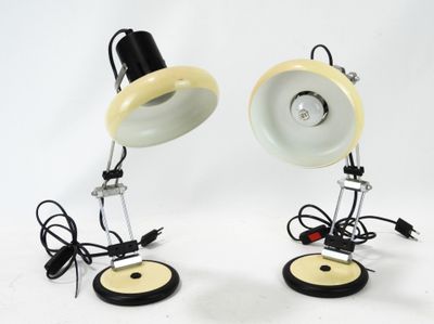 une paire de lampes jaunes et noires posées sur une surface blanche