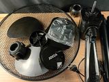 un panier rempli d'objets posé sur une table en bois