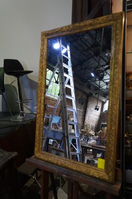Miroir rectangulaire en bois et composition dorés à décor de…