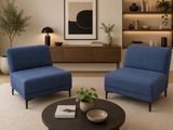 un salon avec deux fauteuils et une table basse