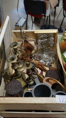 une boîte en bois remplie d'objets divers dans une pièce