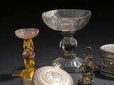 de nombreux objets en argent posés sur une table