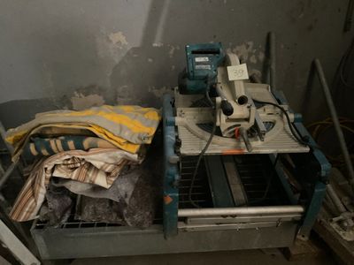une machine posée sur une table dans une pièce