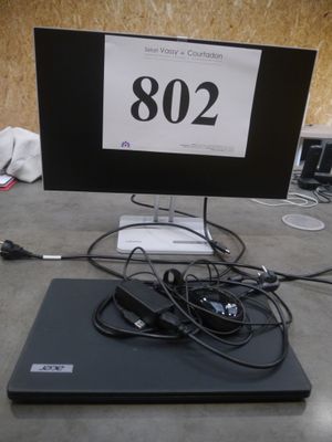 un ordinateur portable posé sur une table sur laquelle se trouve un signe « # »