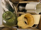 une boîte remplie d'objets posés sur le sol