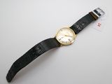 gros plan d'une montre-bracelet sur une surface blanche
