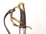 un gros plan d'une épée avec une poignée en métal