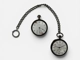 deux montres de poche suspendues à une chaîne